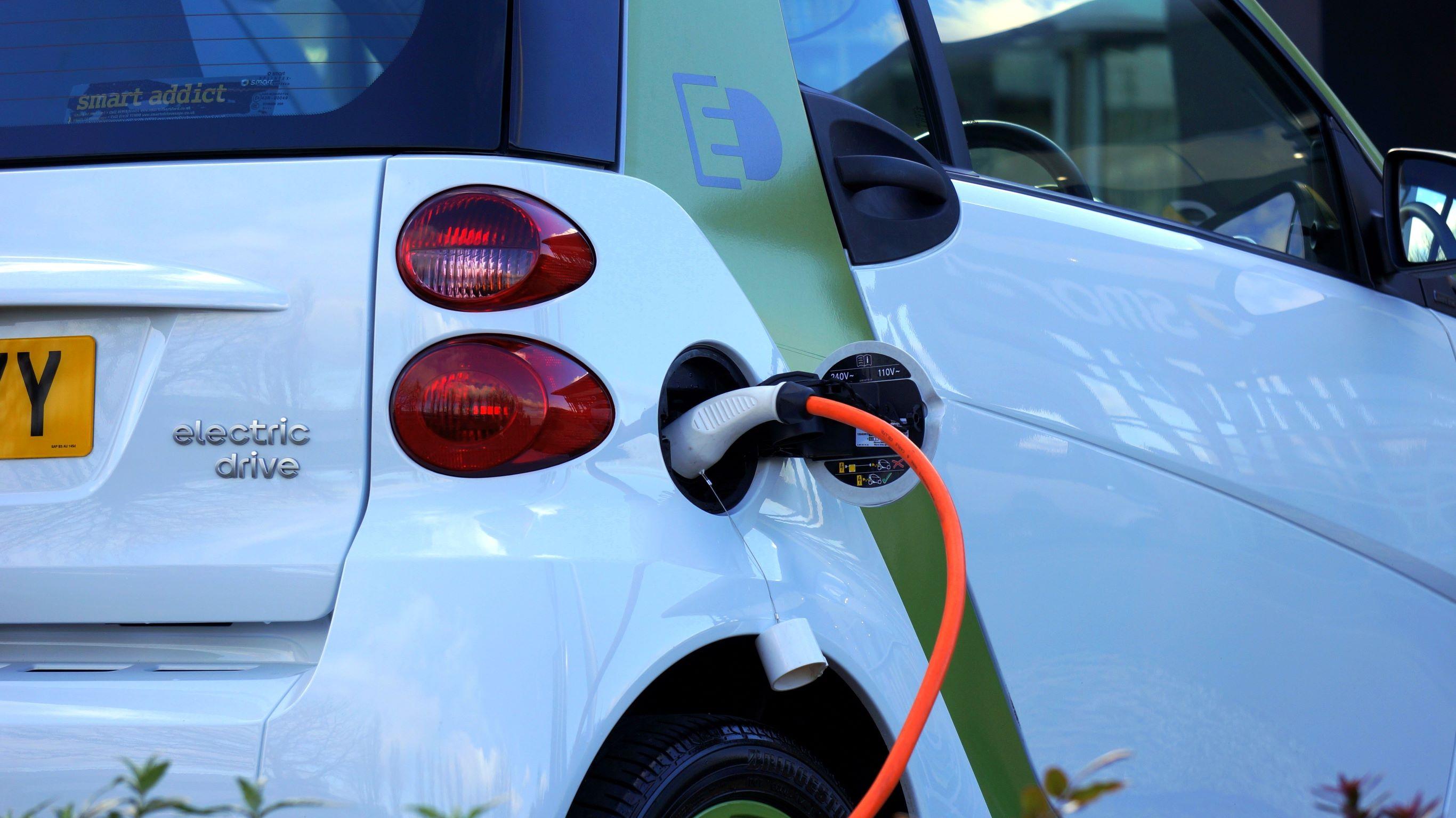 valge elektriauto tankimine valge elektriauto tankimine